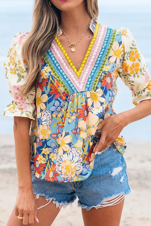Mehrfarbige Boho-Bluse mit V-Ausschnitt, halblangen Ärmeln, Häkel-Optik und Blumenmuster