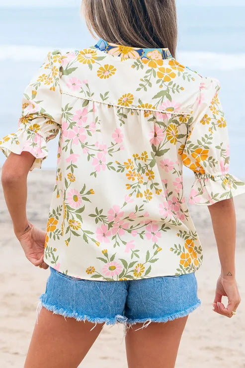 Mehrfarbige Boho-Bluse mit V-Ausschnitt, halblangen Ärmeln, Häkel-Optik und Blumenmuster