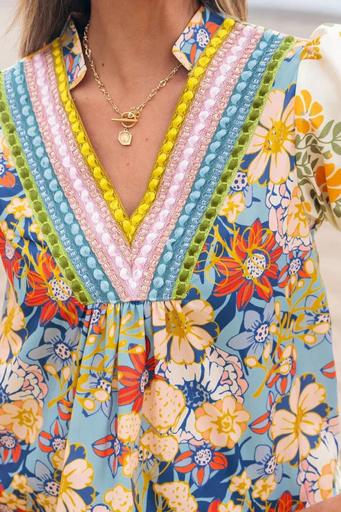 Mehrfarbige Boho-Bluse mit V-Ausschnitt, halblangen Ärmeln, Häkel-Optik und Blumenmuster