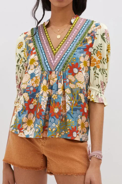 Mehrfarbige Boho-Bluse mit V-Ausschnitt, halblangen Ärmeln, Häkel-Optik und Blumenmuster