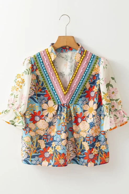Mehrfarbige Boho-Bluse mit V-Ausschnitt, halblangen Ärmeln, Häkel-Optik und Blumenmuster
