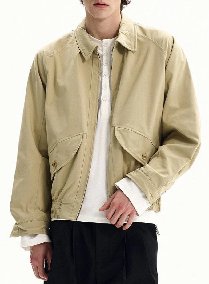 Minimalistische Jacke mit Frontreißverschluss